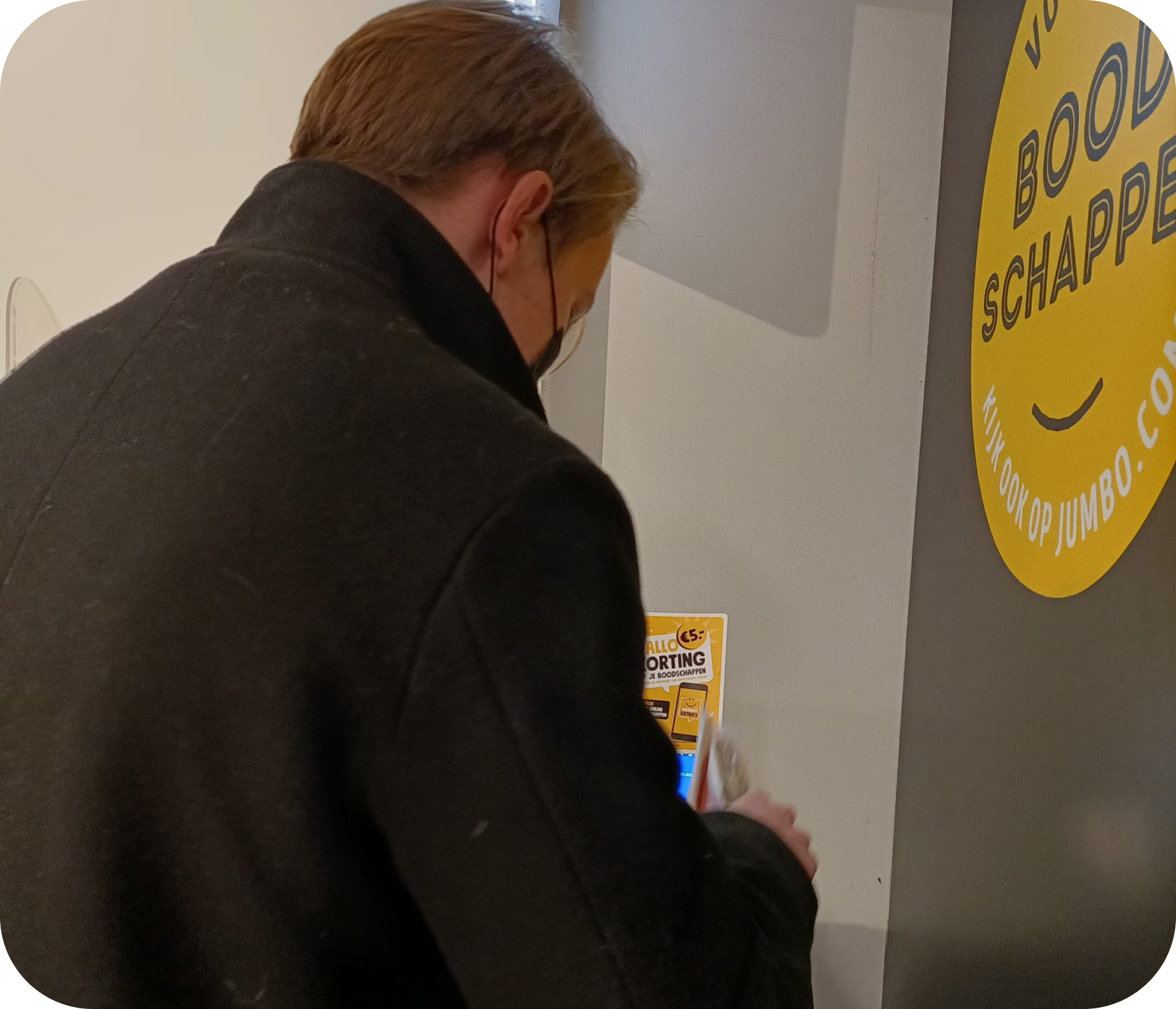 Daan paying for our groceries once again